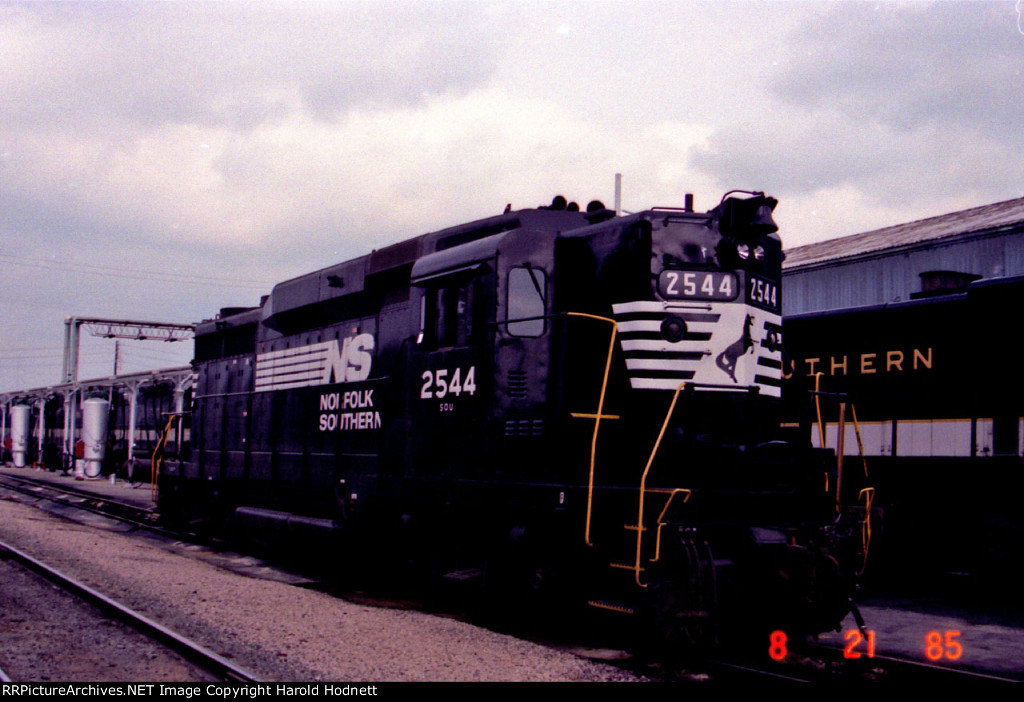 NS 2544, repainted 5 months earlier